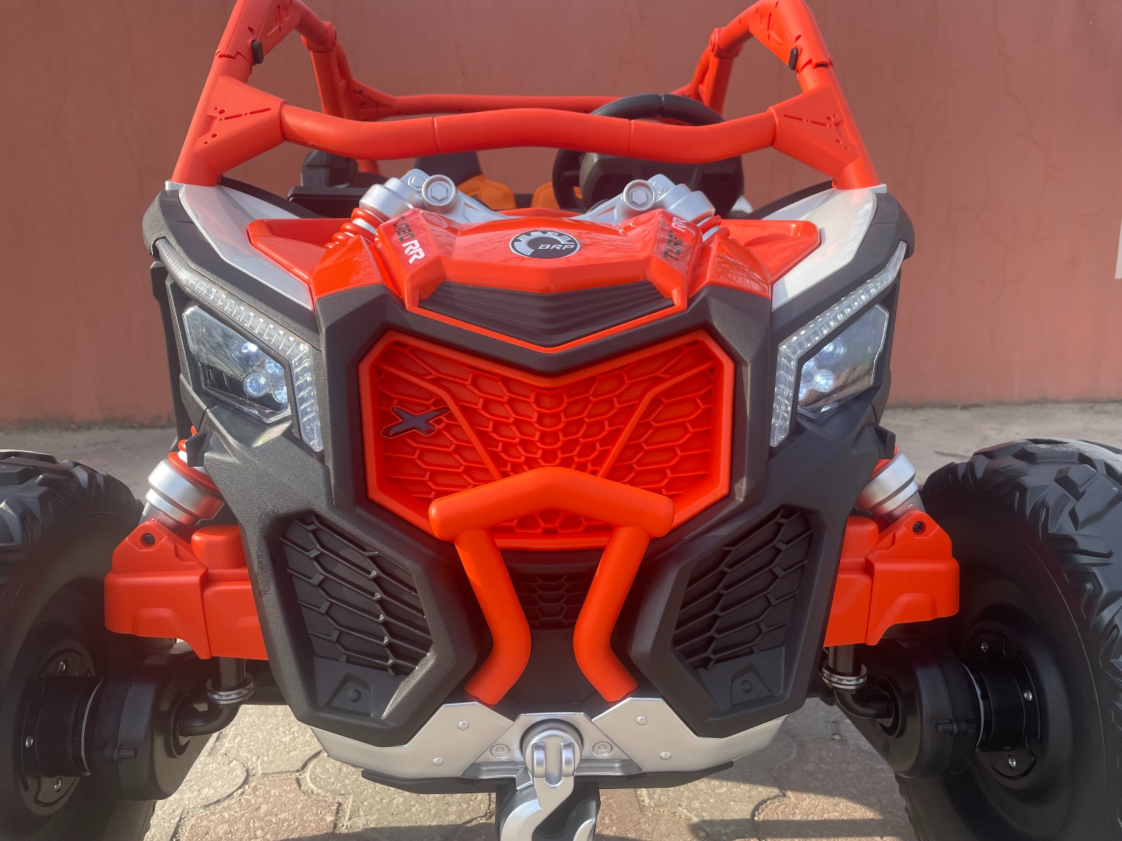 Mașină electrică copii Can-am Maverick 24V, portocaliu, cu două locuri, suspensie spate, telecomandă 2,4 Ghz, Baterie litiu portabilă, 4 motoare de 200 W, roți EVA, scaune din piele, player MP3 cu intrare USB/SD, model cu licență - imagine 20