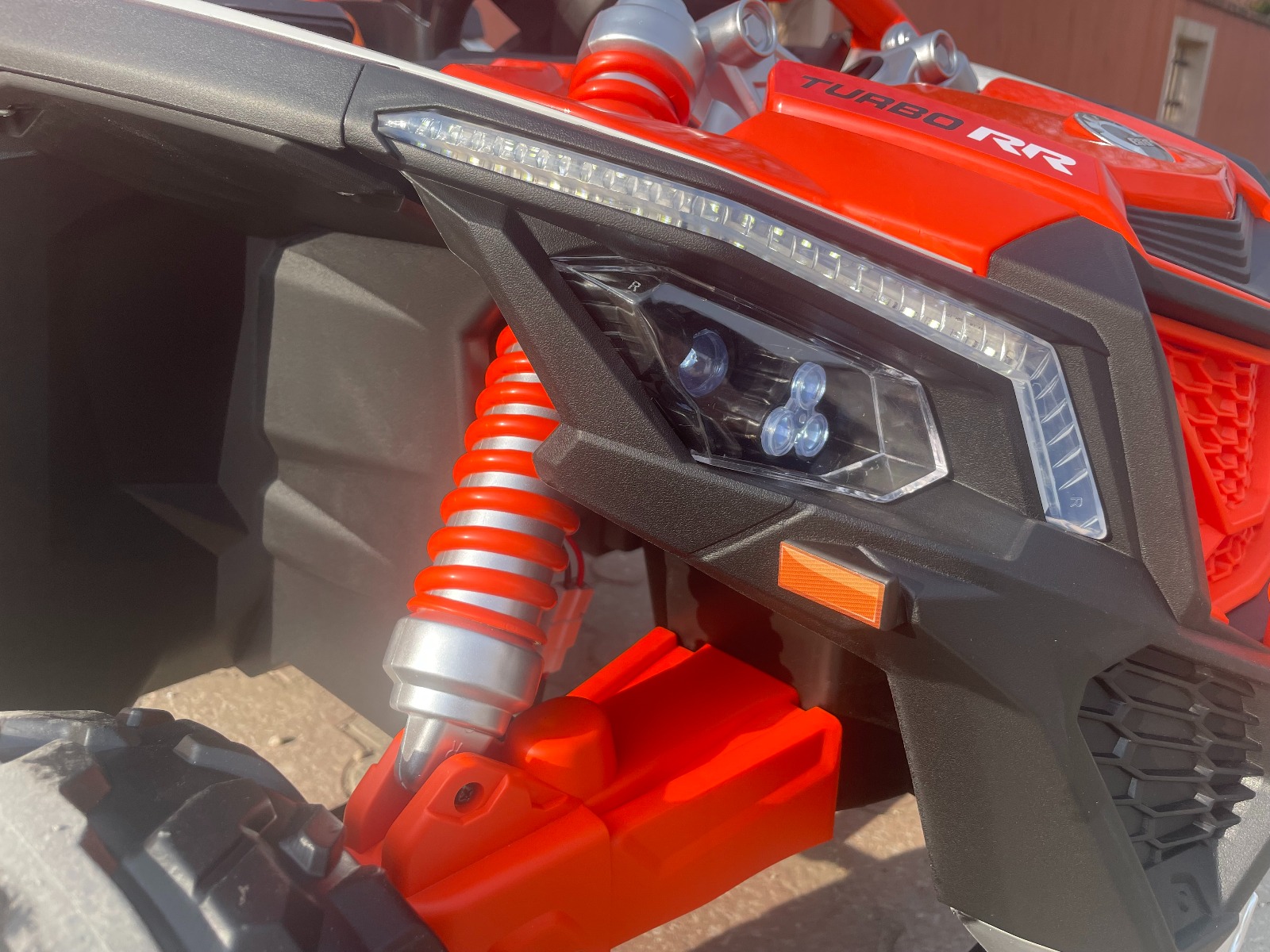 Mașină electrică copii Can-am Maverick 24V, portocaliu, cu două locuri, suspensie spate, telecomandă 2,4 Ghz, Baterie litiu portabilă, 4 motoare de 200 W, roți EVA, scaune din piele, player MP3 cu intrare USB/SD, model cu licență - imagine 22