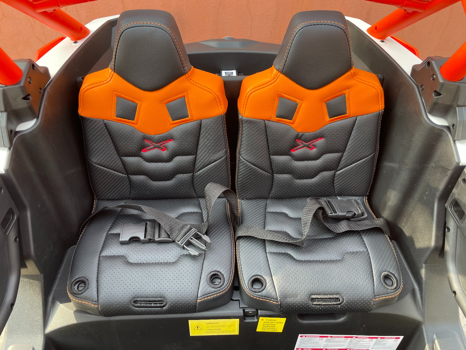 Mașină electrică copii Can-am Maverick 24V, portocaliu, cu două locuri, suspensie spate, telecomandă 2,4 Ghz, Baterie litiu portabilă, 4 motoare de 200 W, roți EVA, scaune din piele, player MP3 cu intrare USB/SD, model cu licență - imagine 25