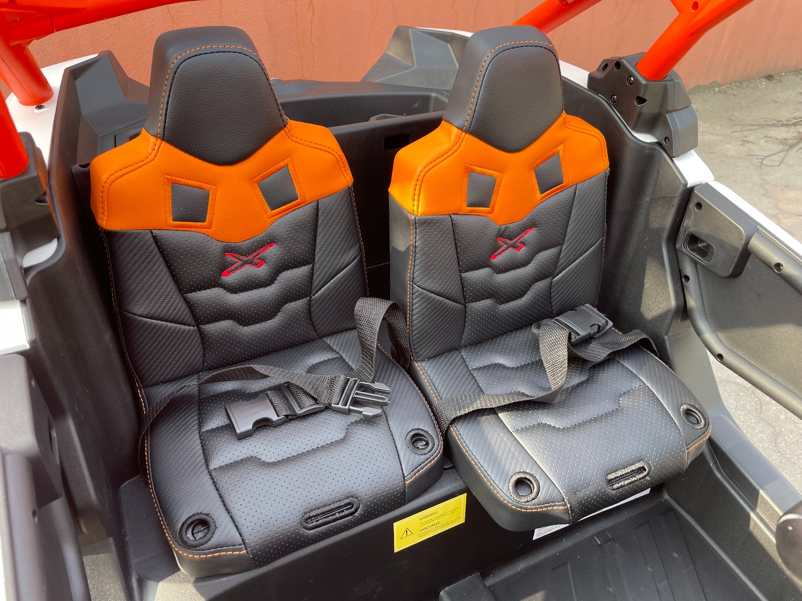 Mașină electrică copii Can-am Maverick 24V, portocaliu, cu două locuri, suspensie spate, telecomandă 2,4 Ghz, Baterie litiu portabilă, 4 motoare de 200 W, roți EVA, scaune din piele, player MP3 cu intrare USB/SD, model cu licență - imagine 27