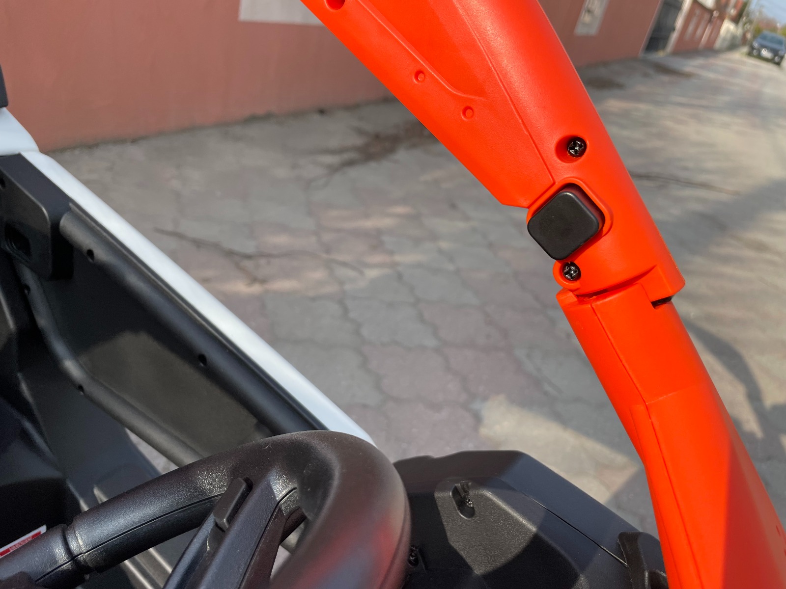 Mașină electrică copii Can-am Maverick 24V, portocaliu, cu două locuri, suspensie spate, telecomandă 2,4 Ghz, Baterie litiu portabilă, 4 motoare de 200 W, roți EVA, scaune din piele, player MP3 cu intrare USB/SD, model cu licență - imagine 28