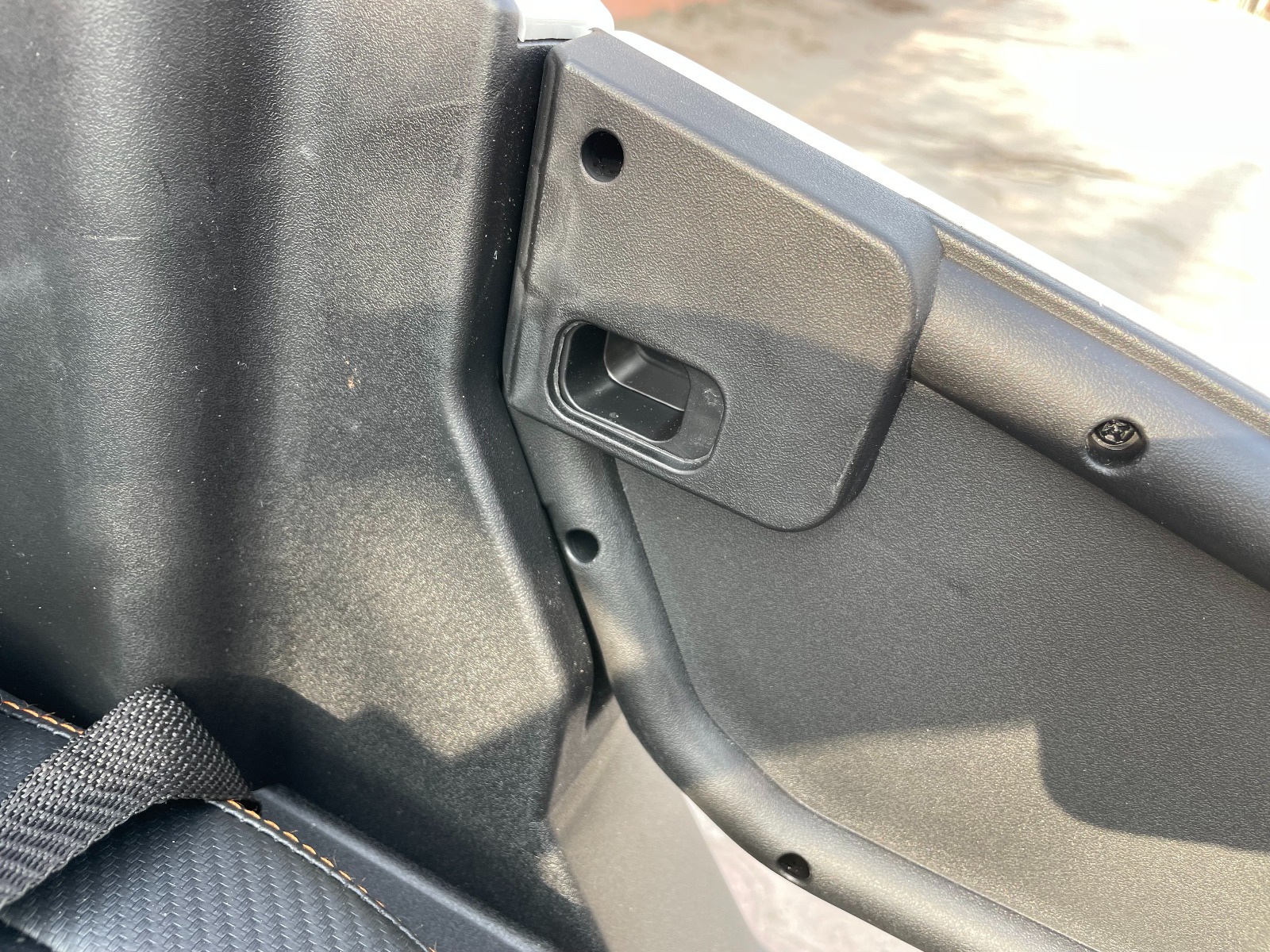 Mașină electrică copii Can-am Maverick 24V, portocaliu, cu două locuri, suspensie spate, telecomandă 2,4 Ghz, Baterie litiu portabilă, 4 motoare de 200 W, roți EVA, scaune din piele, player MP3 cu intrare USB/SD, model cu licență - imagine 30