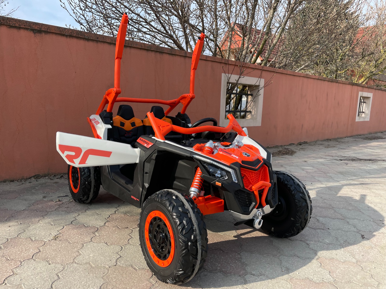 Mașină electrică copii Can-am Maverick 24V, portocaliu, cu două locuri, suspensie spate, telecomandă 2,4 Ghz, Baterie litiu portabilă, 4 motoare de 200 W, roți EVA, scaune din piele, player MP3 cu intrare USB/SD, model cu licență - imagine 34