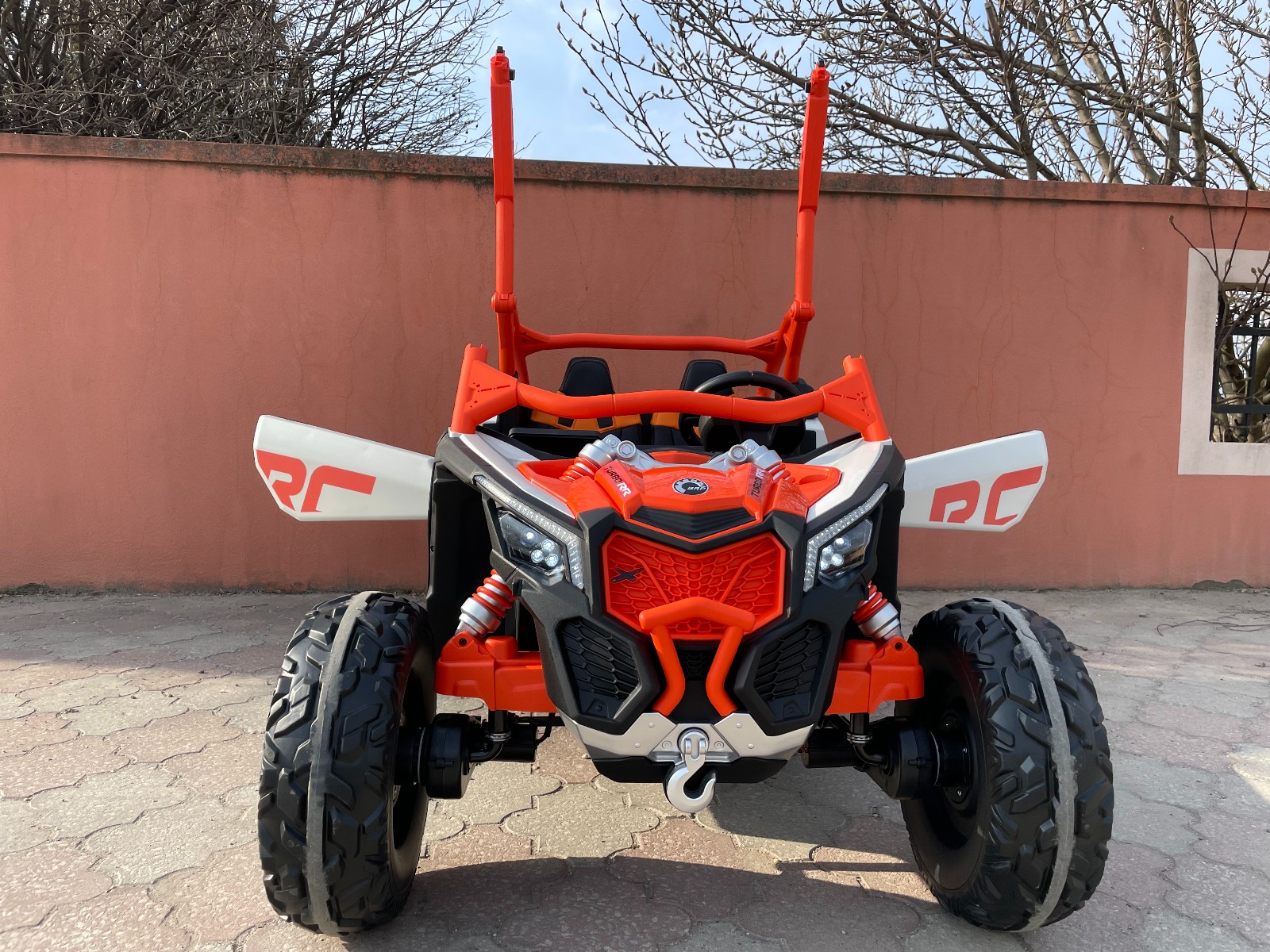 Mașină electrică copii Can-am Maverick 24V, portocaliu, cu două locuri, suspensie spate, telecomandă 2,4 Ghz, Baterie litiu portabilă, 4 motoare de 200 W, roți EVA, scaune din piele, player MP3 cu intrare USB/SD, model cu licență - imagine 35