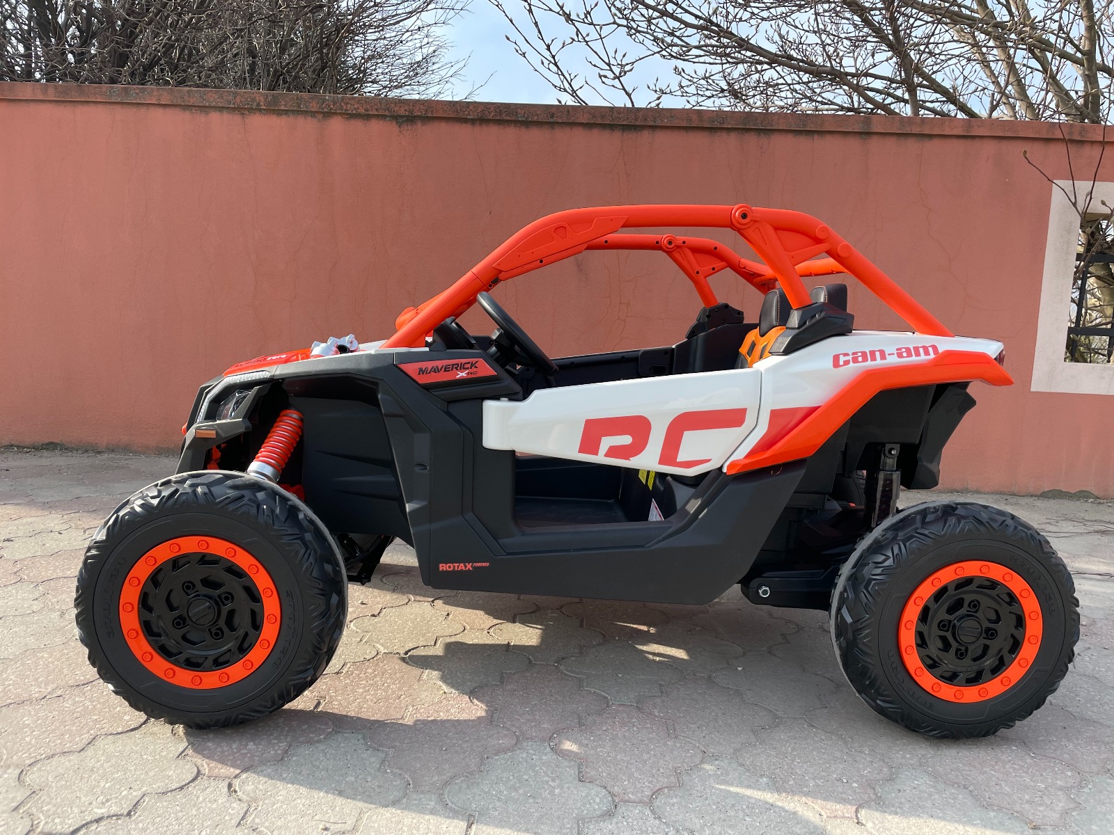 Mașină electrică copii Can-am Maverick 24V, portocaliu, cu două locuri, suspensie spate, telecomandă 2,4 Ghz, Baterie litiu portabilă, 4 motoare de 200 W, roți EVA, scaune din piele, player MP3 cu intrare USB/SD, model cu licență - imagine 36
