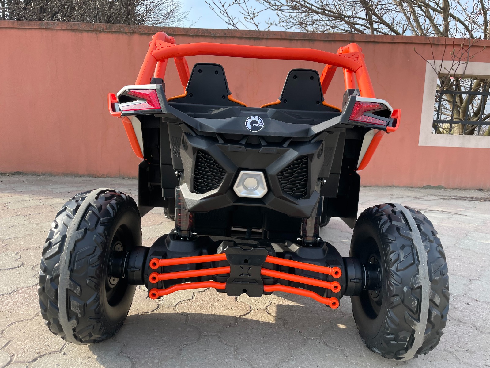 Mașină electrică copii Can-am Maverick 24V, portocaliu, cu două locuri, suspensie spate, telecomandă 2,4 Ghz, Baterie litiu portabilă, 4 motoare de 200 W, roți EVA, scaune din piele, player MP3 cu intrare USB/SD, model cu licență - imagine 39