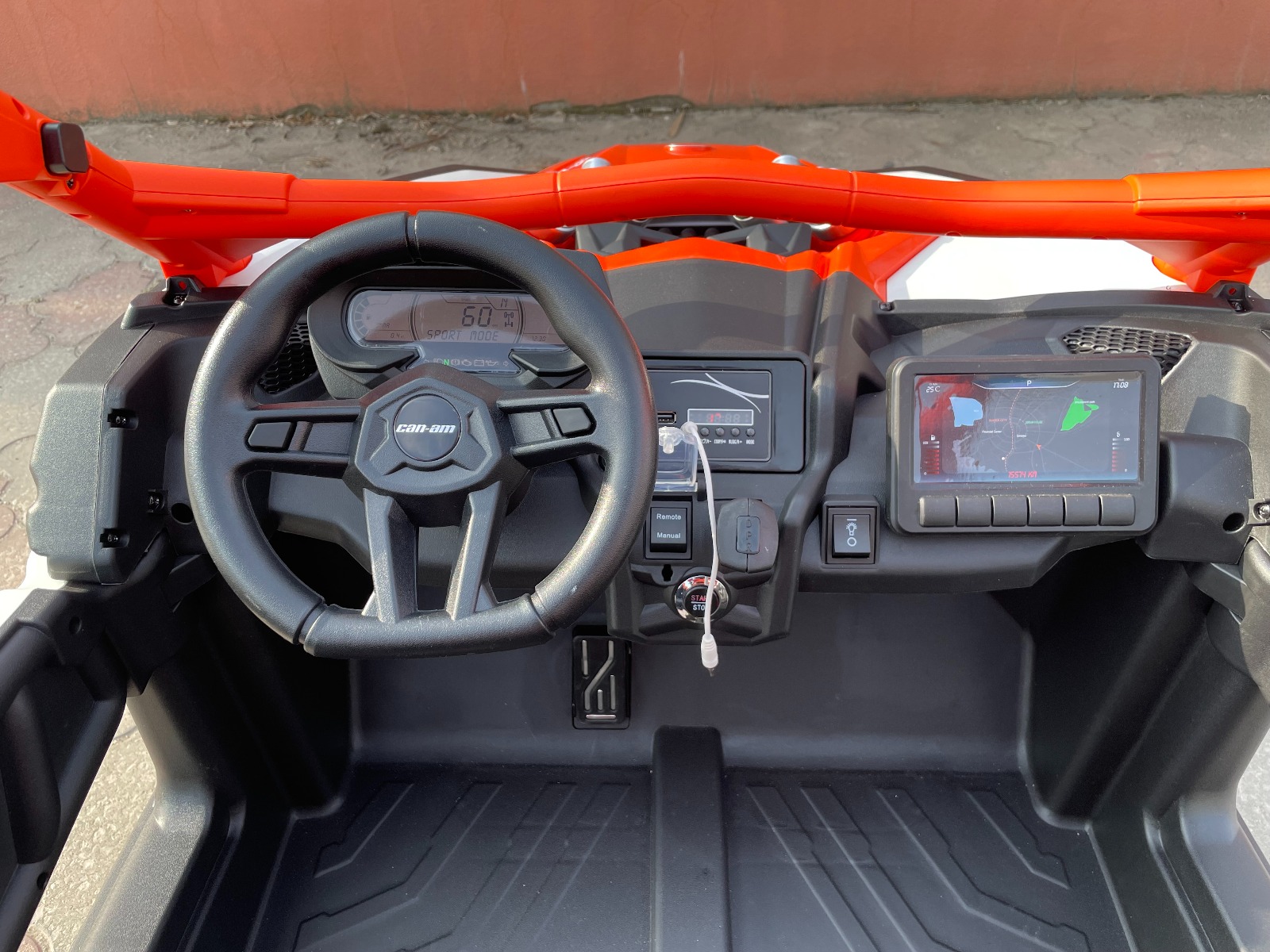 Mașină electrică copii Can-am Maverick 24V, portocaliu, cu două locuri, suspensie spate, telecomandă 2,4 Ghz, Baterie litiu portabilă, 4 motoare de 200 W, roți EVA, scaune din piele, player MP3 cu intrare USB/SD, model cu licență - imagine 41