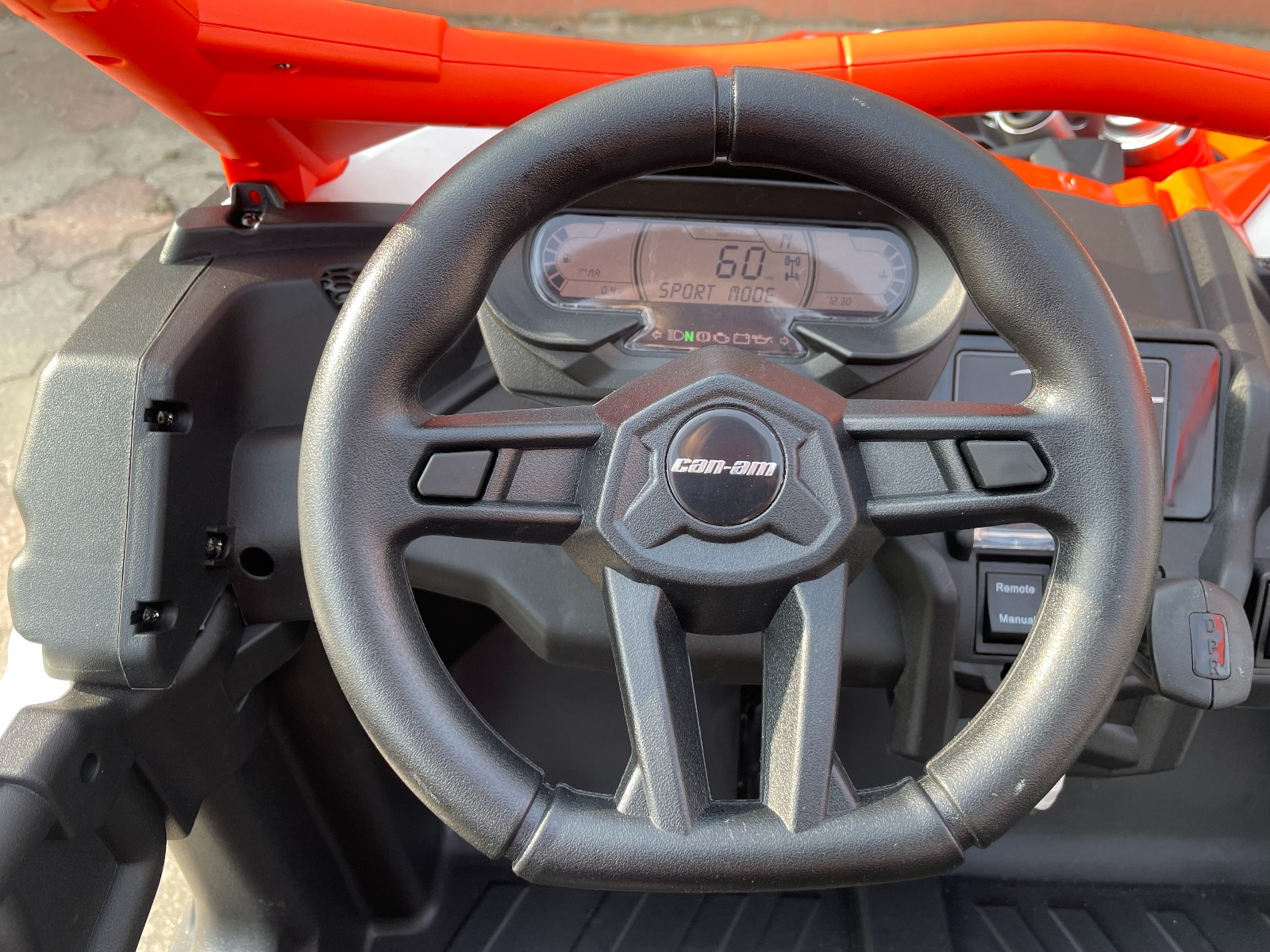 Mașină electrică copii Can-am Maverick 24V, portocaliu, cu două locuri, suspensie spate, telecomandă 2,4 Ghz, Baterie litiu portabilă, 4 motoare de 200 W, roți EVA, scaune din piele, player MP3 cu intrare USB/SD, model cu licență - imagine 42