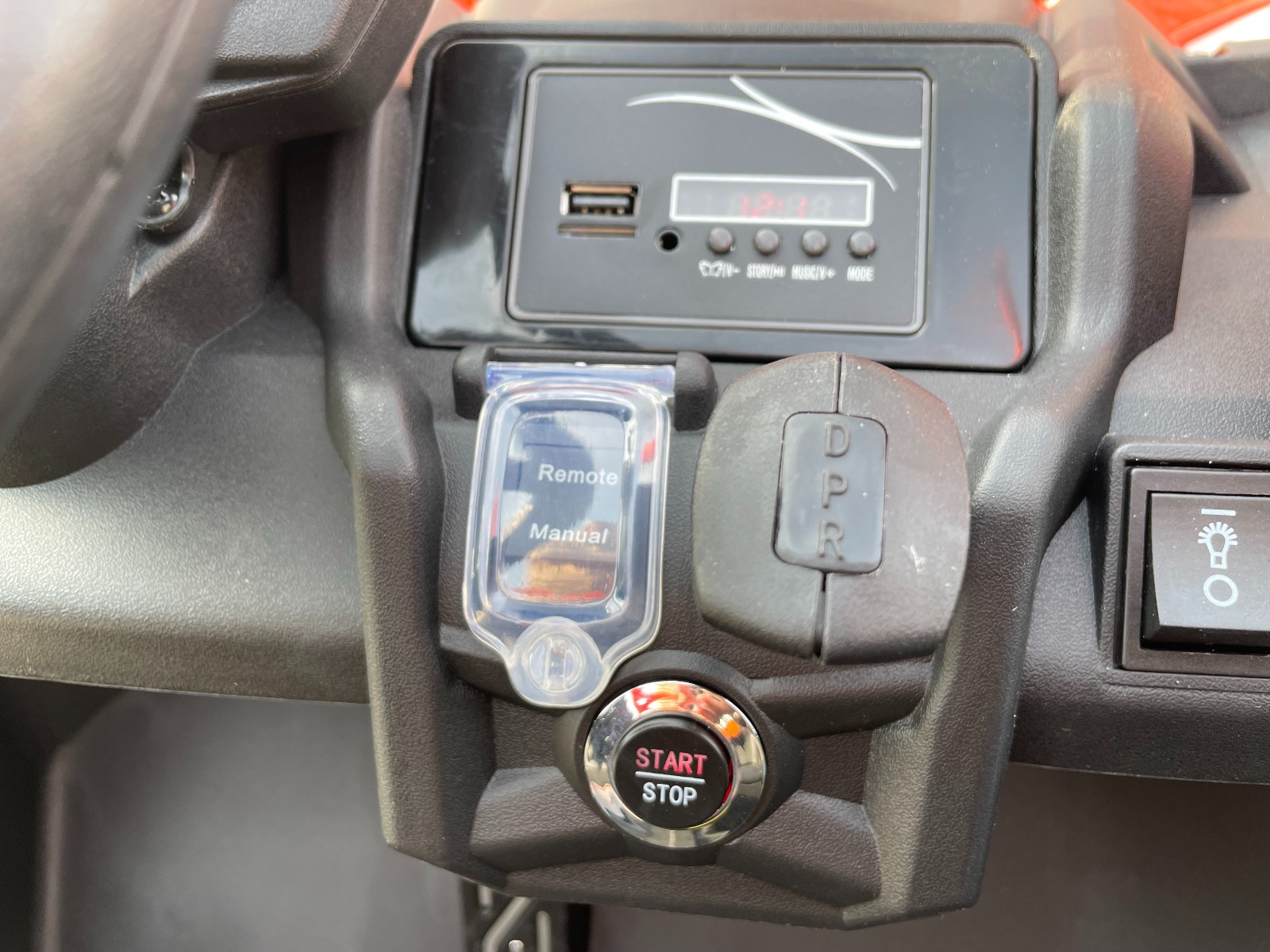 Mașină electrică copii Can-am Maverick 24V, negru, cu două locuri, suspensie spate, telecomandă 2,4 Ghz, Baterie litiu portabilă, 4 motoare de 200 W, roți EVA, scaune din piele, player MP3 cu intrare USB/SD, model cu licență - imagine 26