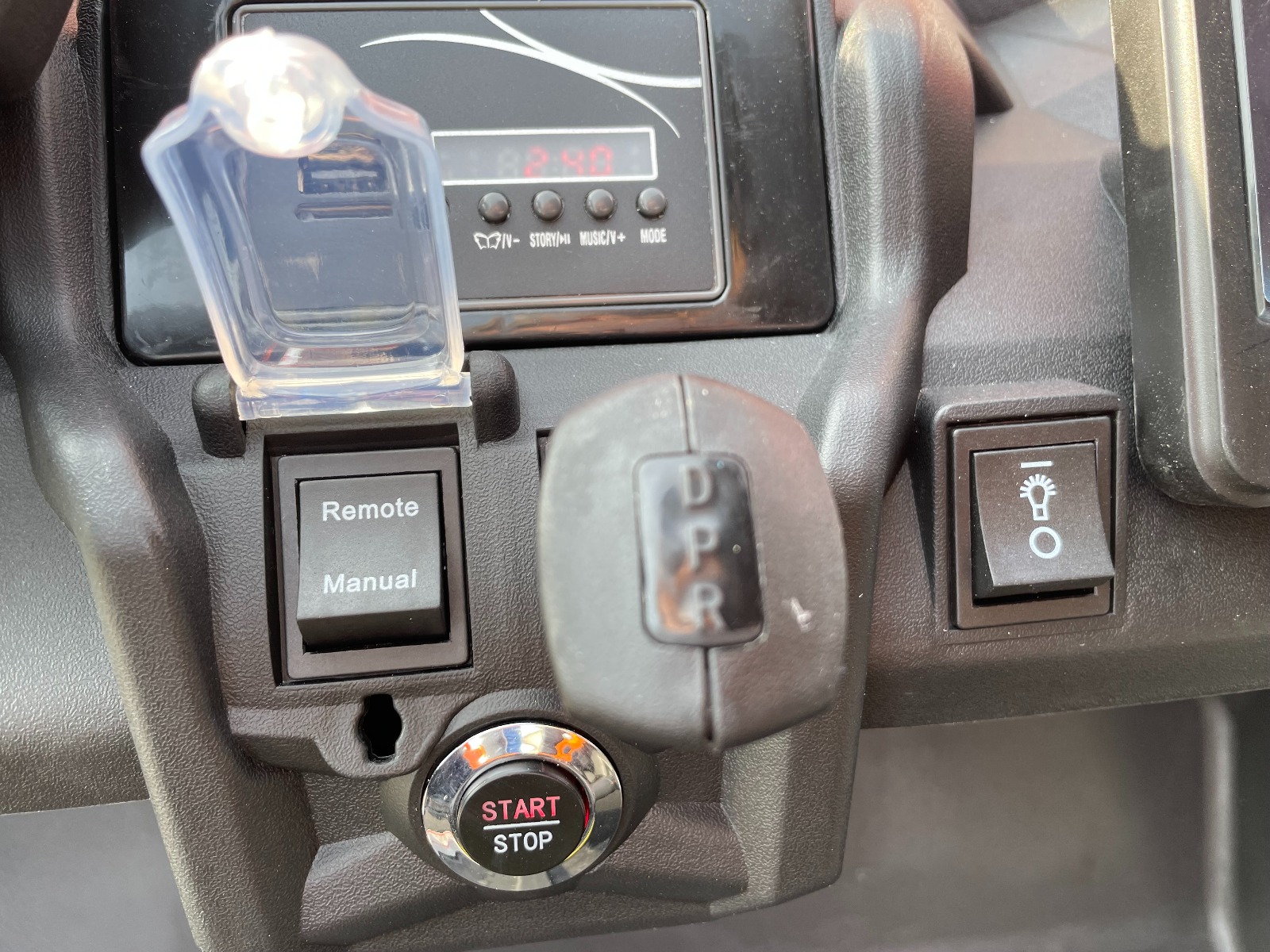 Mașină electrică copii Can-am Maverick 24V, roșu, cu două locuri, suspensie spate, telecomandă 2,4 Ghz, Baterie litiu portabilă, 4 motoare de 200 W, roți EVA, scaune din piele, player MP3 cu intrare USB/SD, model cu licență - imagine 26