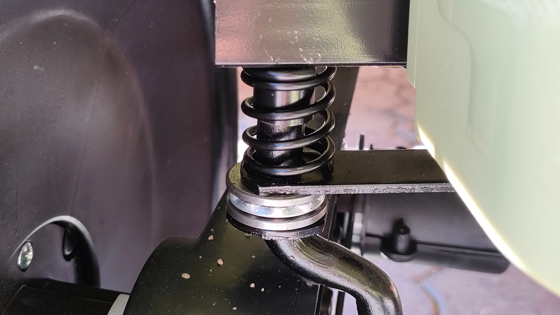 Mașinuță electrică pentru copii SUA ARMY-4X4, Verde, cu trei locuri, MP3 Player cu intrare USB / SD, suspensie integrală, lumini LED, parbriz pliabil, baterie portabilă 12V14AH, roți EVA, scaune din piele, telecomandă de 2,4 GHz, 4x4 - imagine 6