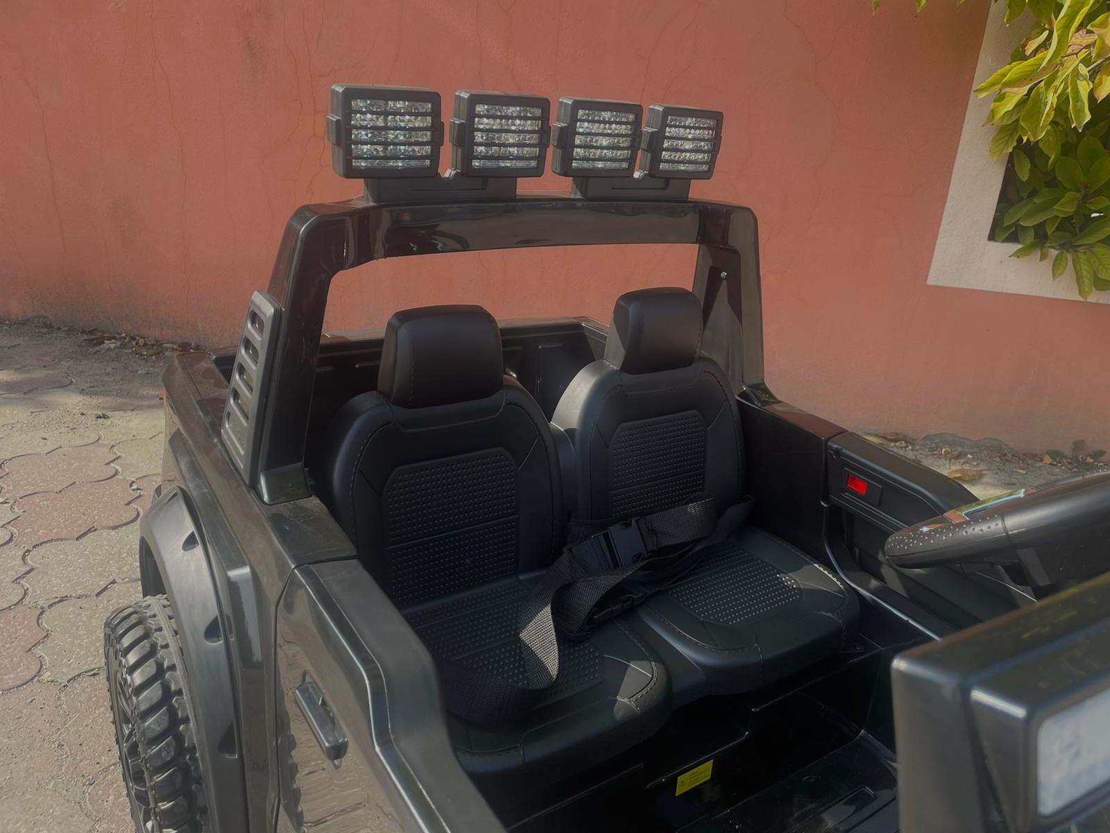 Mașină electrică pentru copii Ford Super Duty 24V roz, două locuri, tracțiune 4X4, motoare performante 24V, baterie portabilă, roți duble EVA spate, scaun din plastic, telecomandă 2,4 GHz, rampă lumină cu LED, MP3 player intrare USB, licență ORIGINALĂ - imagine 15