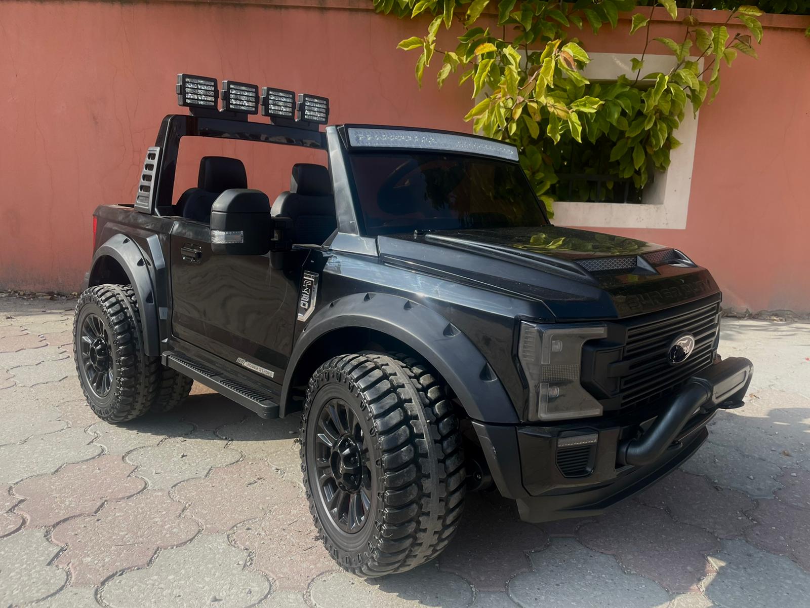 Mașină electrică pentru copii Ford Super Duty 24V roz, două locuri, tracțiune 4X4, motoare performante 24V, baterie portabilă, roți duble EVA spate, scaun din plastic, telecomandă 2,4 GHz, rampă lumină cu LED, MP3 player intrare USB, licență ORIGINALĂ - imagine 14