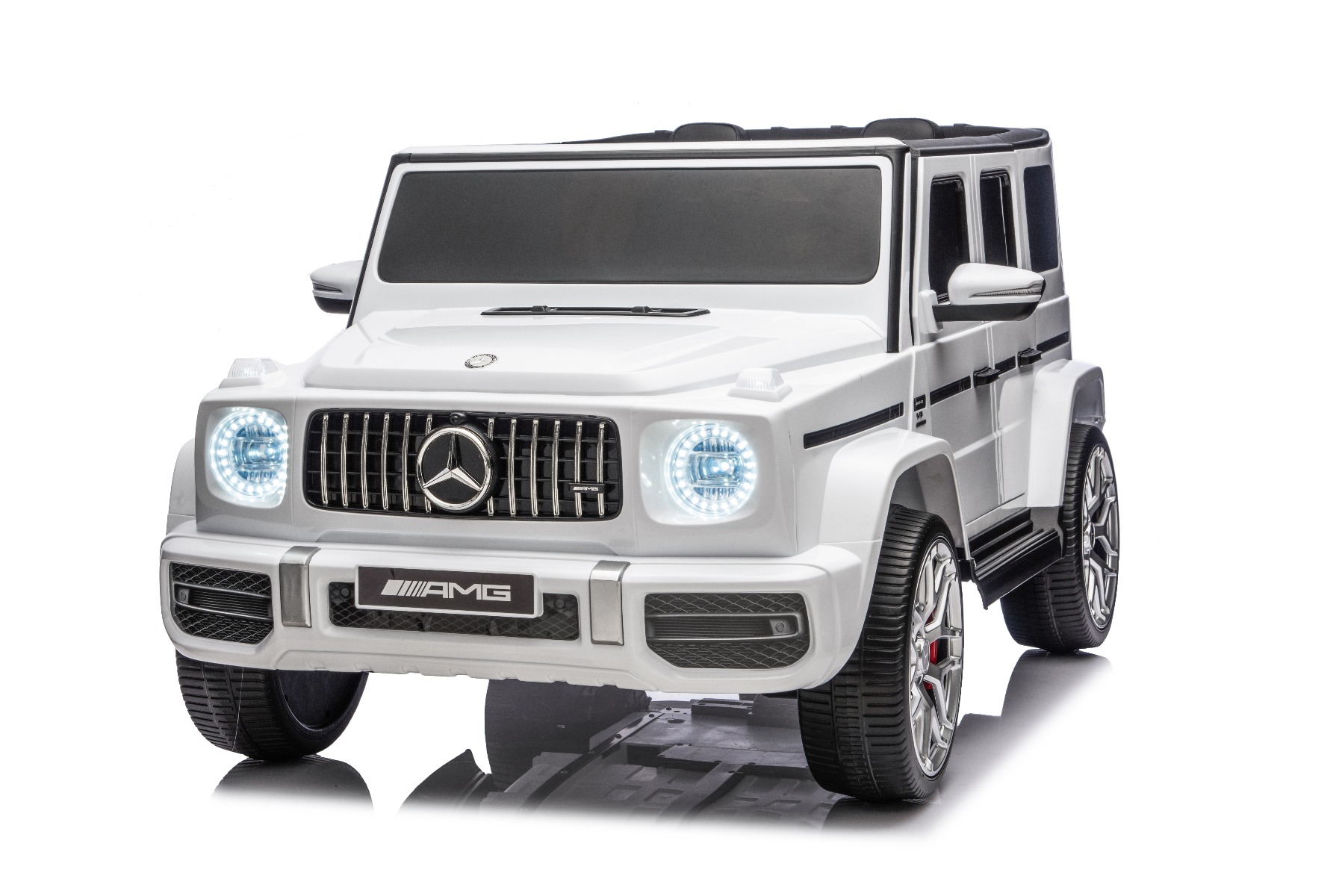 Mașină electrică de jucărie Mercedes-Benz G63 AMG 4x4 cu două locuri, alb, player MP3 cu conexiune USB/AUX și Bluetooth, tractiune 4x4, baterie litiu, roti EVA cu suspensie, scaune din piele artificială, telecomandă, licentă originală