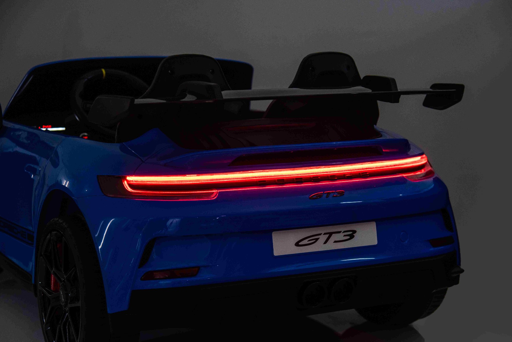 Mașină electrică copii Porsche 911 GT3 24V cu tracțiune 4x4, albastru, scaun cu două locuri, telecomandă 2.4 GHz, intrare USB/AUX, motoare 200W, suspensie, baterie litiu, lumini LED față și spate, licență ORIGINALĂ - imagine 16
