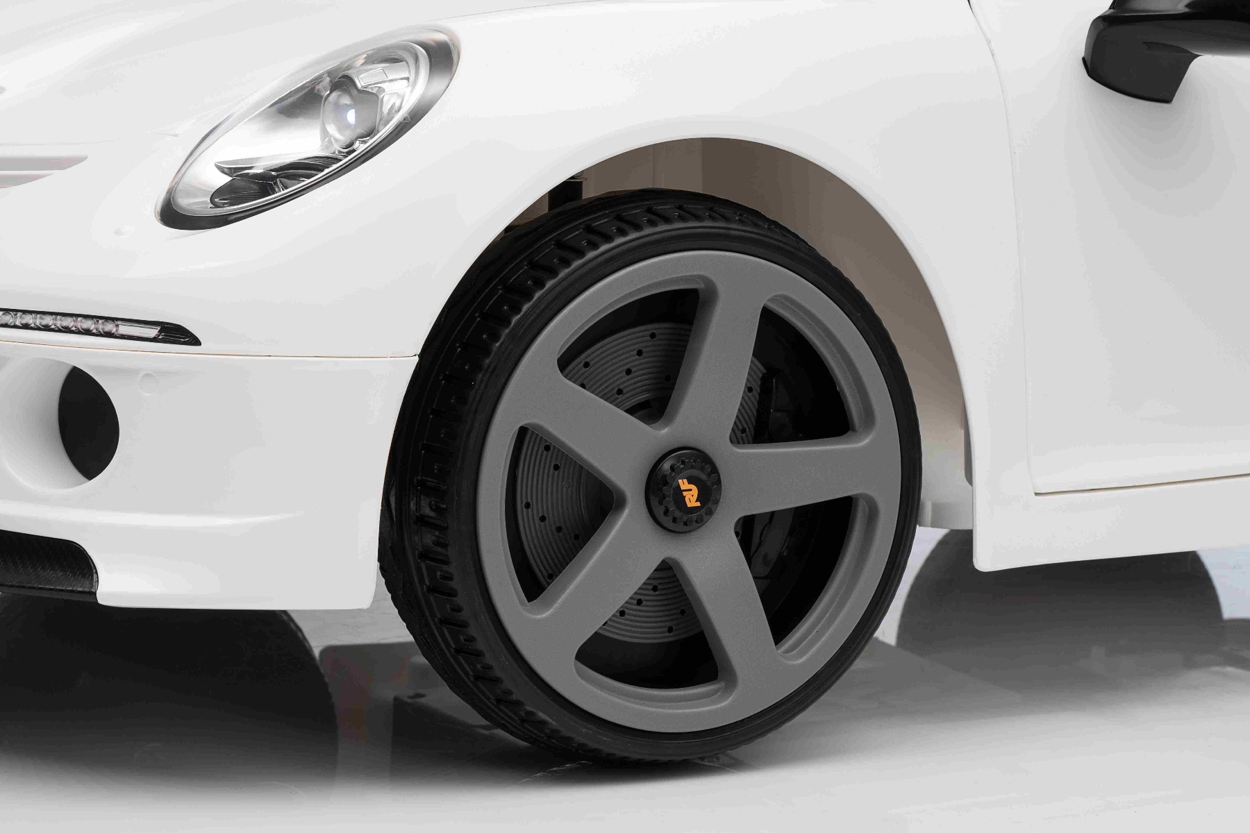 Mașină electrică copii RUF GT 12V, alb, Uși care se deschid, Telecomandă 2.4 GHz, Lumini LED față și spate, Intrare USB/Aux, Baterie litiu, Motor 2 X 35W, Licență ORIGINALĂ - imagine 26