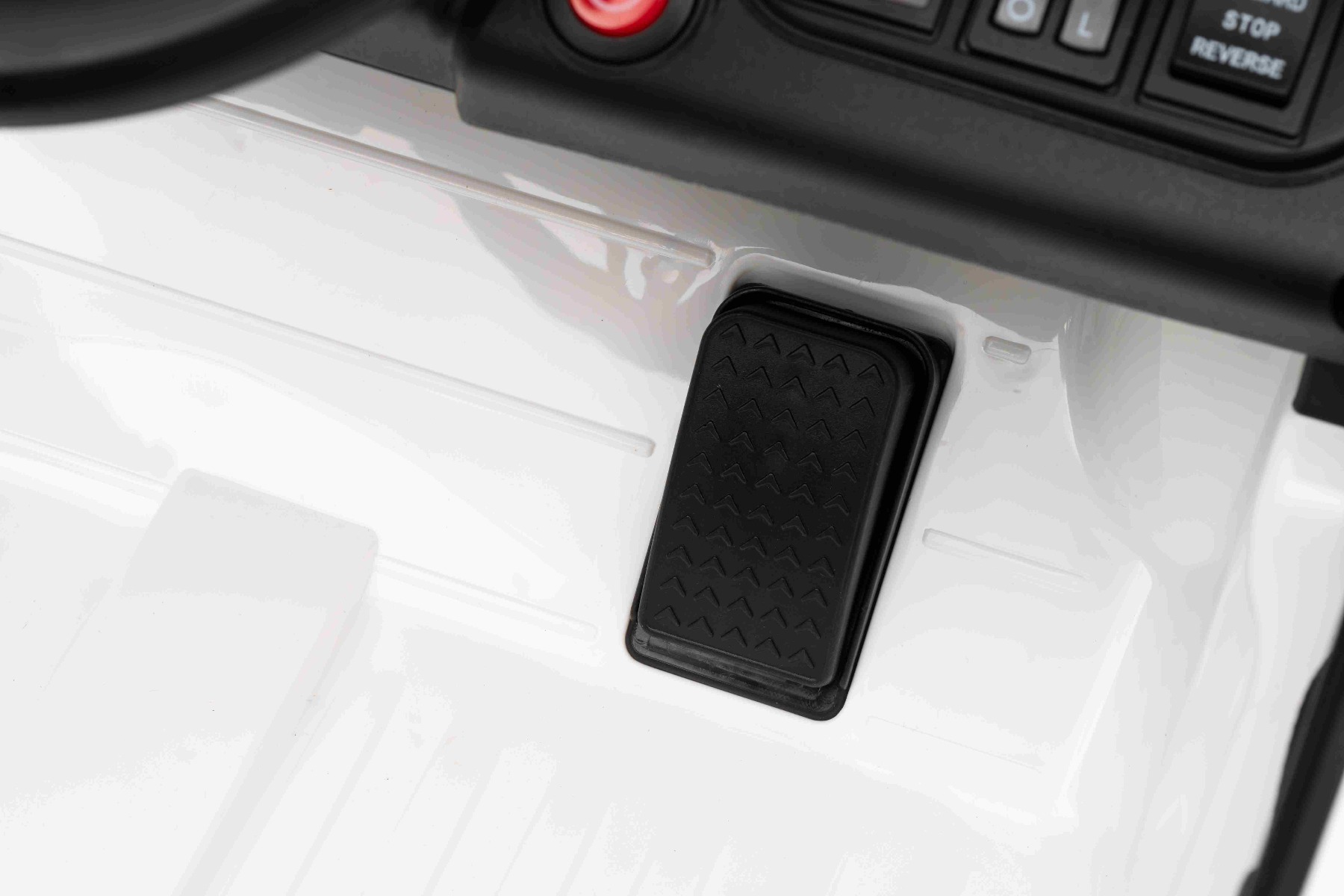 Mașină electrică copii RUF GT 12V, alb, Uși care se deschid, Telecomandă 2.4 GHz, Lumini LED față și spate, Intrare USB/Aux, Baterie litiu, Motor 2 X 35W, Licență ORIGINALĂ - imagine 34