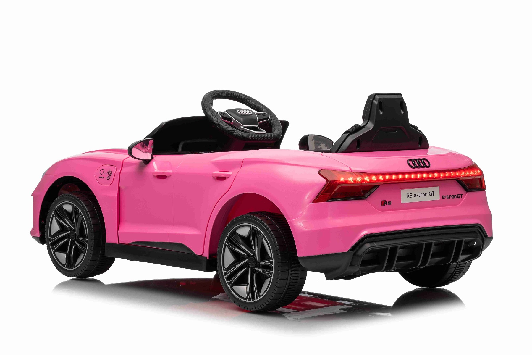 Maşinuţa electrica copii Audi RS E-tron GT 12V, roz, scaun lat, telecomandă 2.4 GHz, intrare USB / AUX, Bluetooth, suspensie, baterie litiu, lumini LED, motor 2 x 25W, licență ORIGINALĂ - imagine 4
