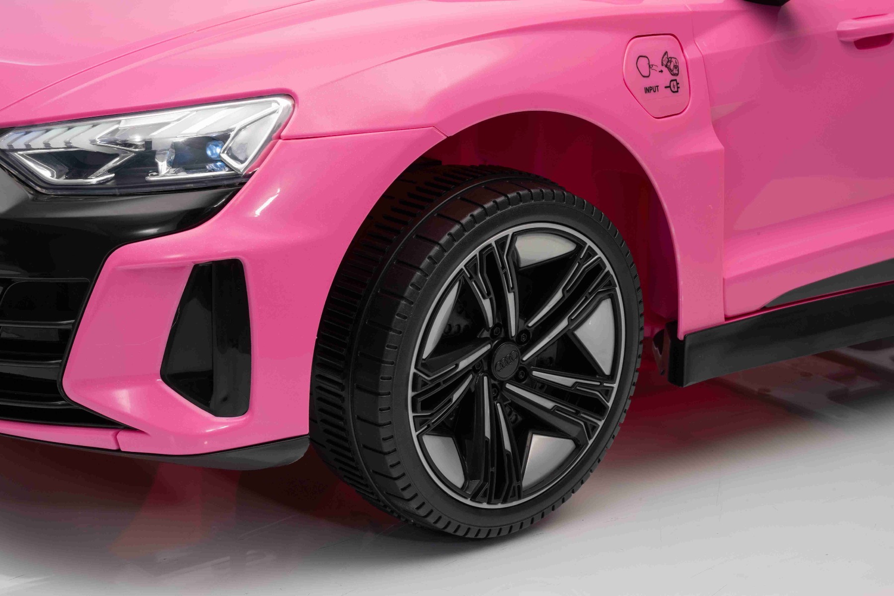 Maşinuţa electrica copii Audi RS E-tron GT 12V, roz, scaun lat, telecomandă 2.4 GHz, intrare USB / AUX, Bluetooth, suspensie, baterie litiu, lumini LED, motor 2 x 25W, licență ORIGINALĂ - imagine 11