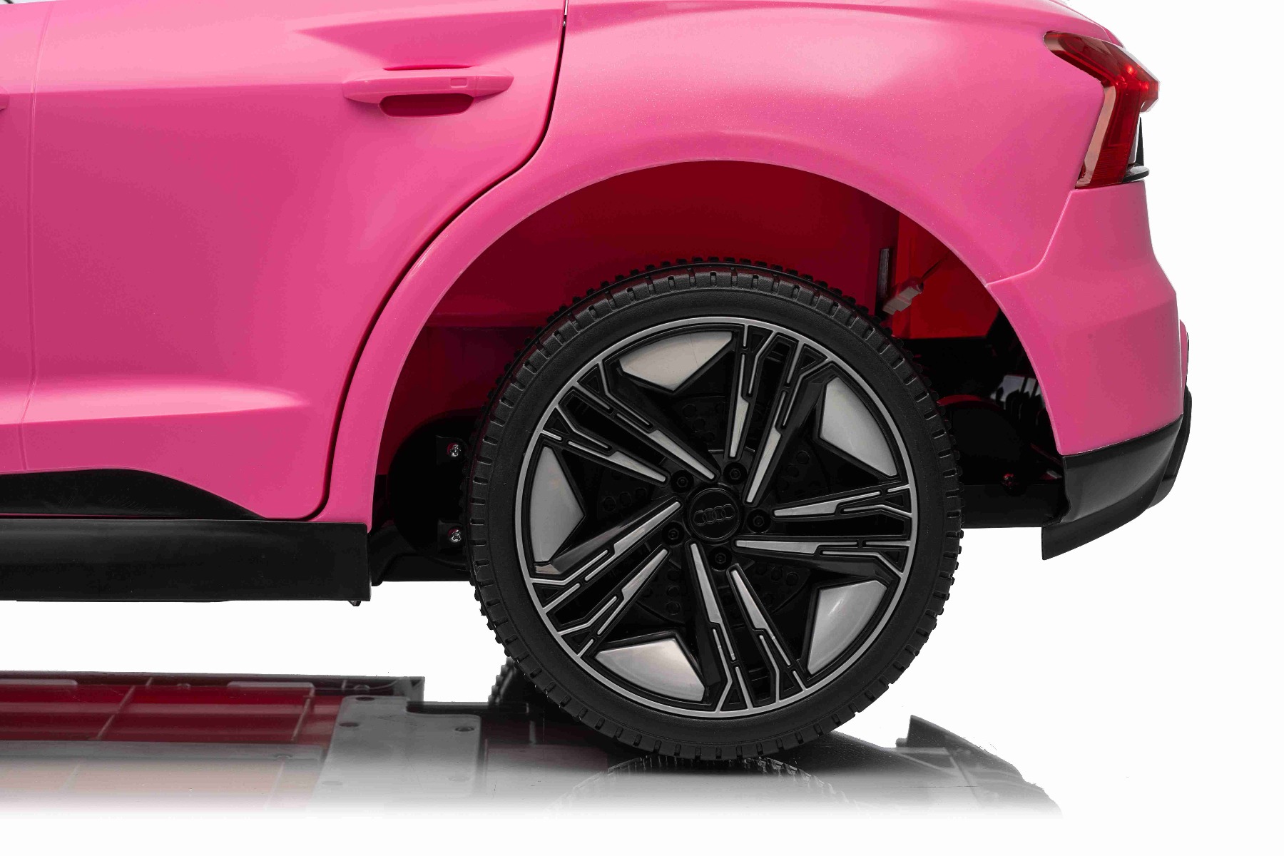 Maşinuţa electrica copii Audi RS E-tron GT 12V, roz, scaun lat, telecomandă 2.4 GHz, intrare USB / AUX, Bluetooth, suspensie, baterie litiu, lumini LED, motor 2 x 25W, licență ORIGINALĂ - imagine 13