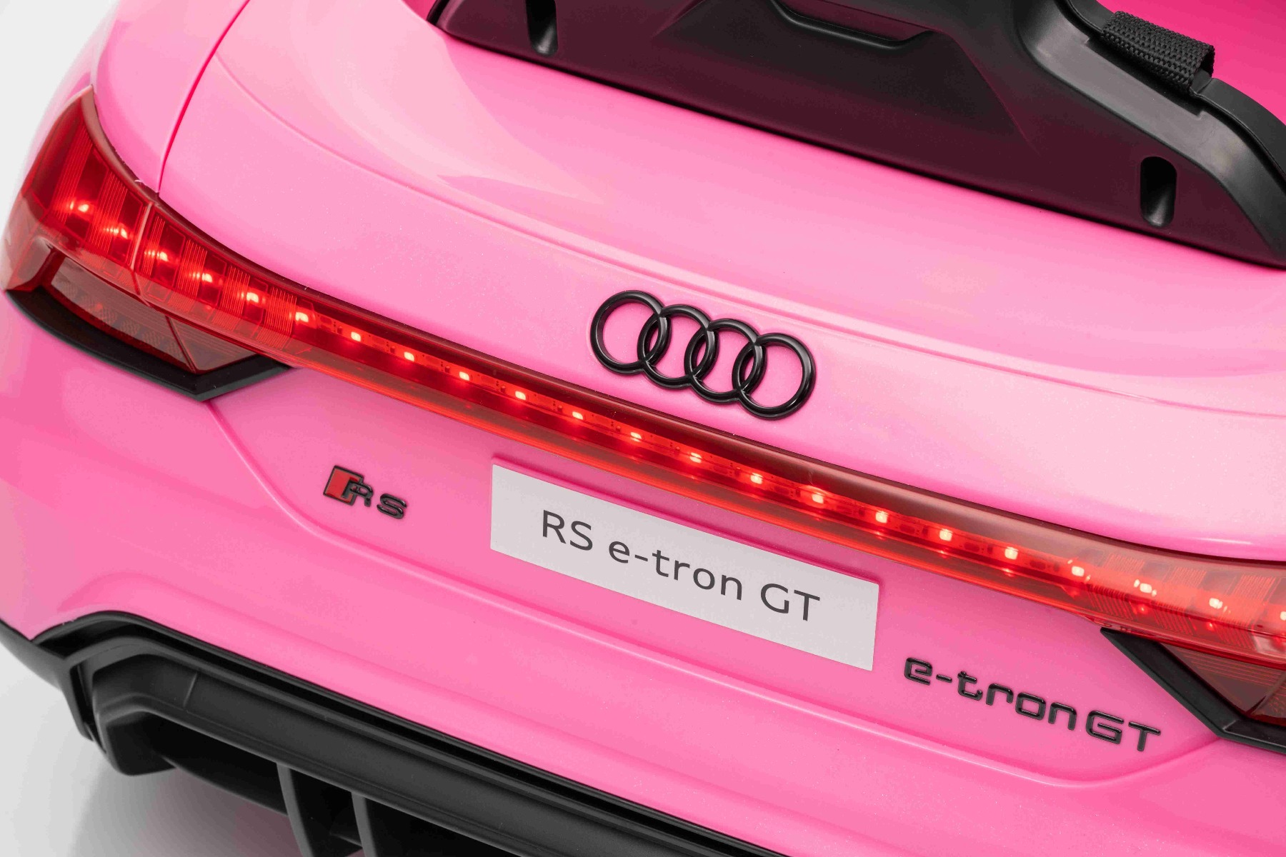 Maşinuţa electrica copii Audi RS E-tron GT 12V, roz, scaun lat, telecomandă 2.4 GHz, intrare USB / AUX, Bluetooth, suspensie, baterie litiu, lumini LED, motor 2 x 25W, licență ORIGINALĂ - imagine 16