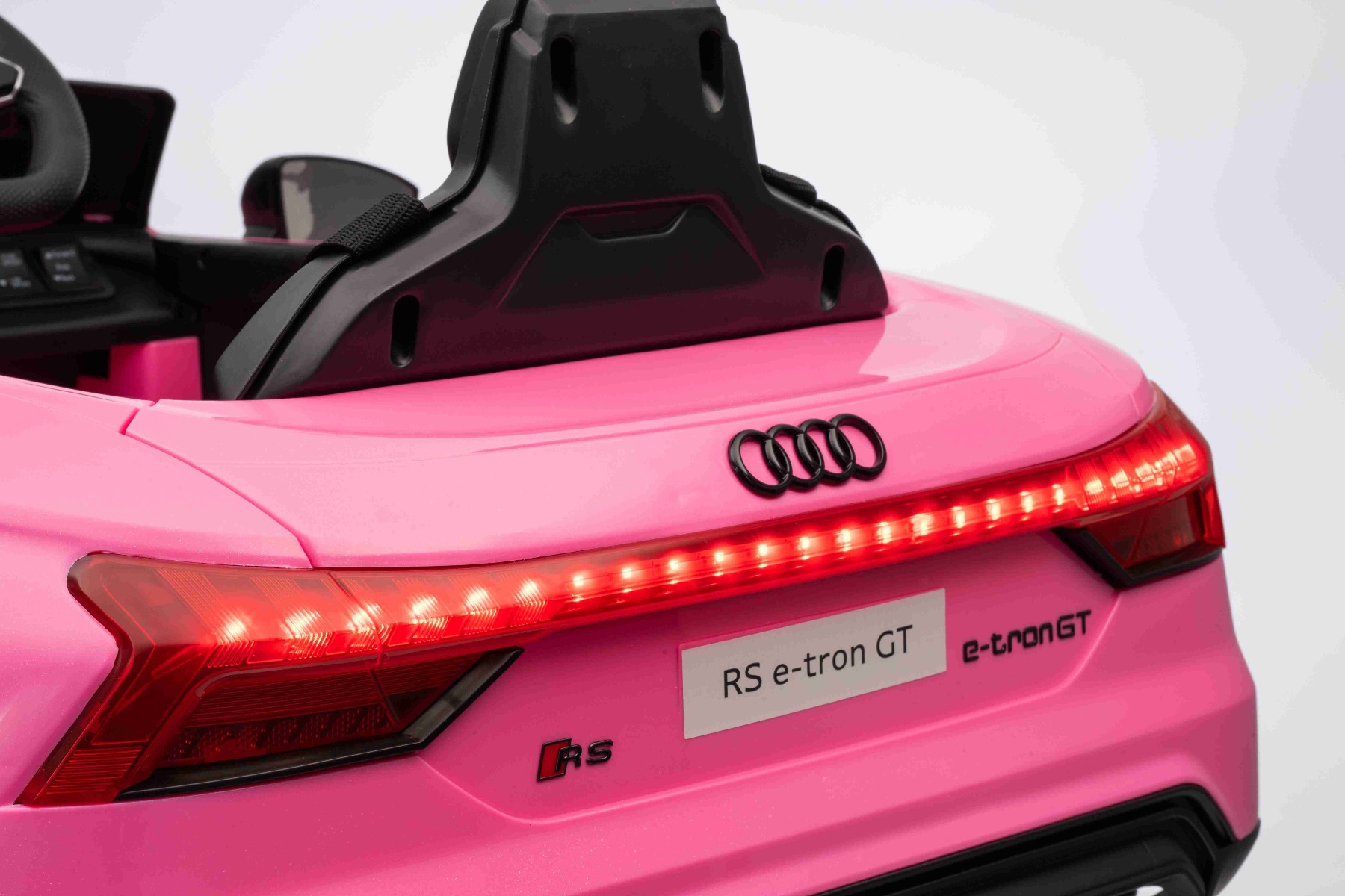 Maşinuţa electrica copii Audi RS E-tron GT 12V, roz, scaun lat, telecomandă 2.4 GHz, intrare USB / AUX, Bluetooth, suspensie, baterie litiu, lumini LED, motor 2 x 25W, licență ORIGINALĂ - imagine 18