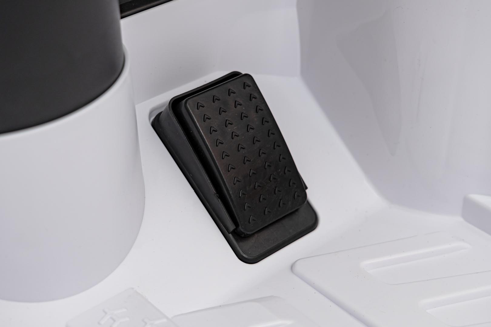 Masinuta electrica pentru copii Audi SQ8 12V (2168) Alb - imagine 3