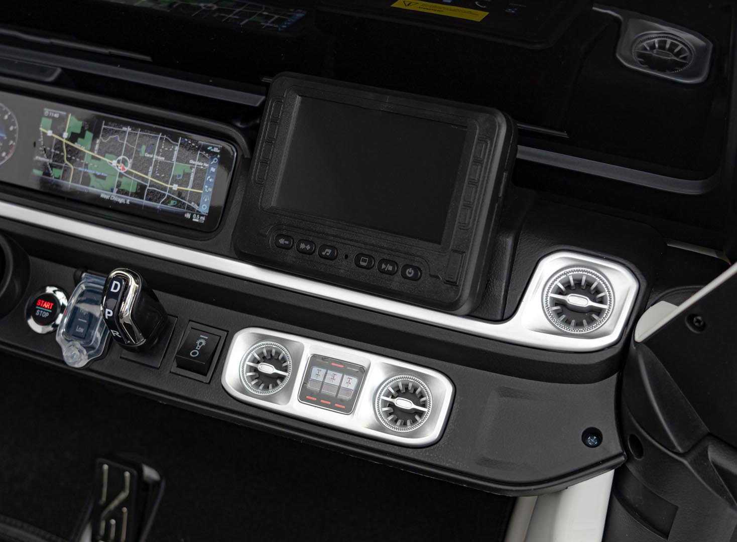Masina electrica pentru copii cu 2 locuri, Mercedes AMG G63 XXL 24V 800W 4x4 ecran LCD, echipare Lux (G63-mp4) Alb - imagine 4