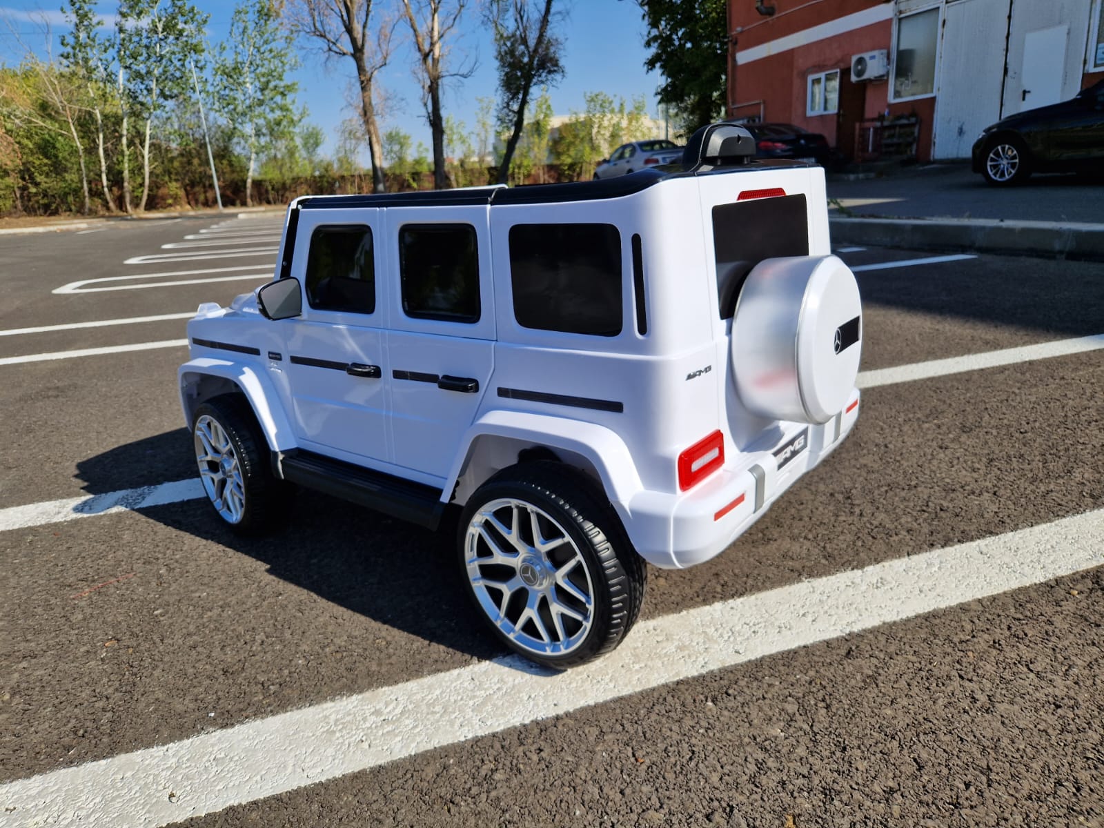 Masinuta electrica pentru copii Mercedes Benz AMG G63 12V 60W Lux (s306) Alb - imagine 8