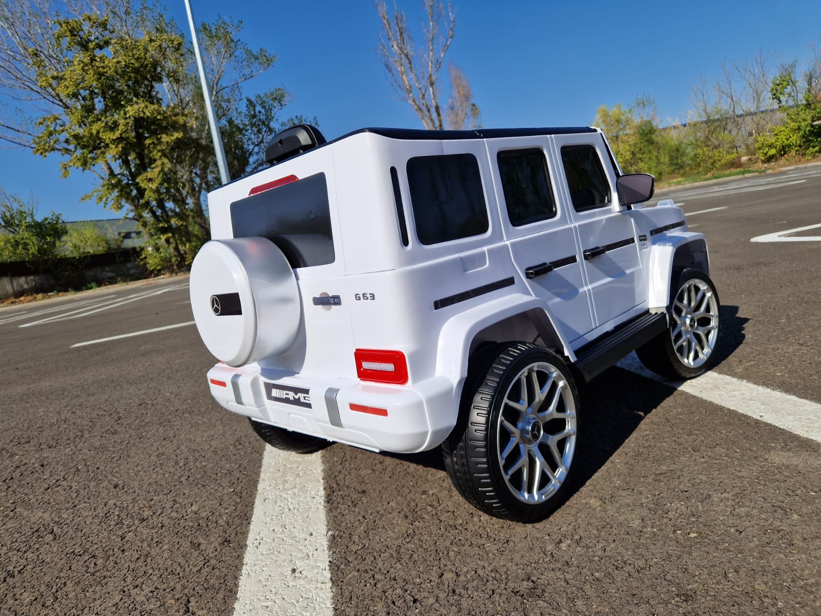 Masinuta electrica pentru copii Mercedes Benz AMG G63 12V 60W Lux (s306) Alb - imagine 3