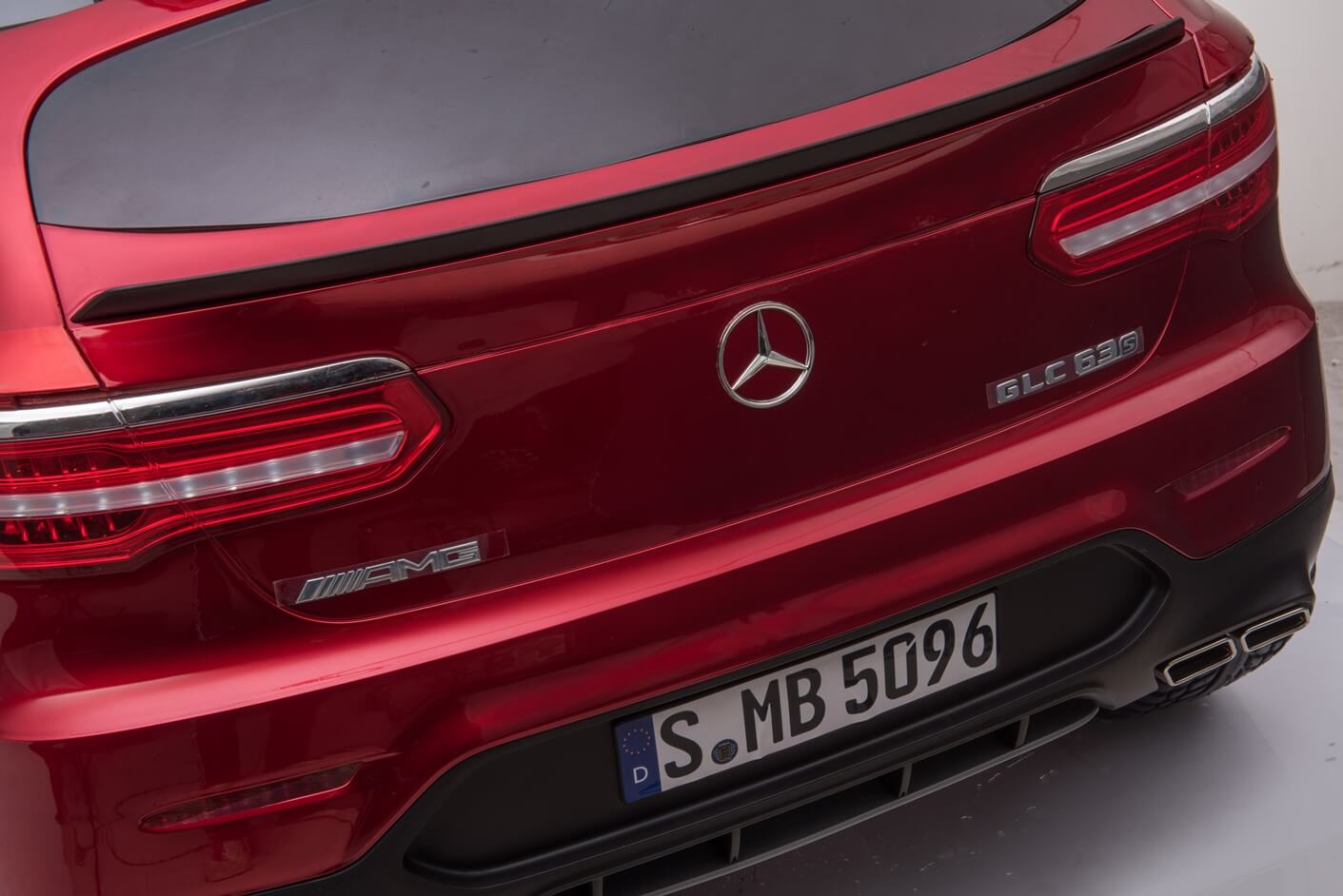 Masinuta electrica pentru copii cu 2 locuri Mercedes AMG GLC 63s 4x4 cu ecran LCD (XMX608) Visiniu metalizat - imagine 4