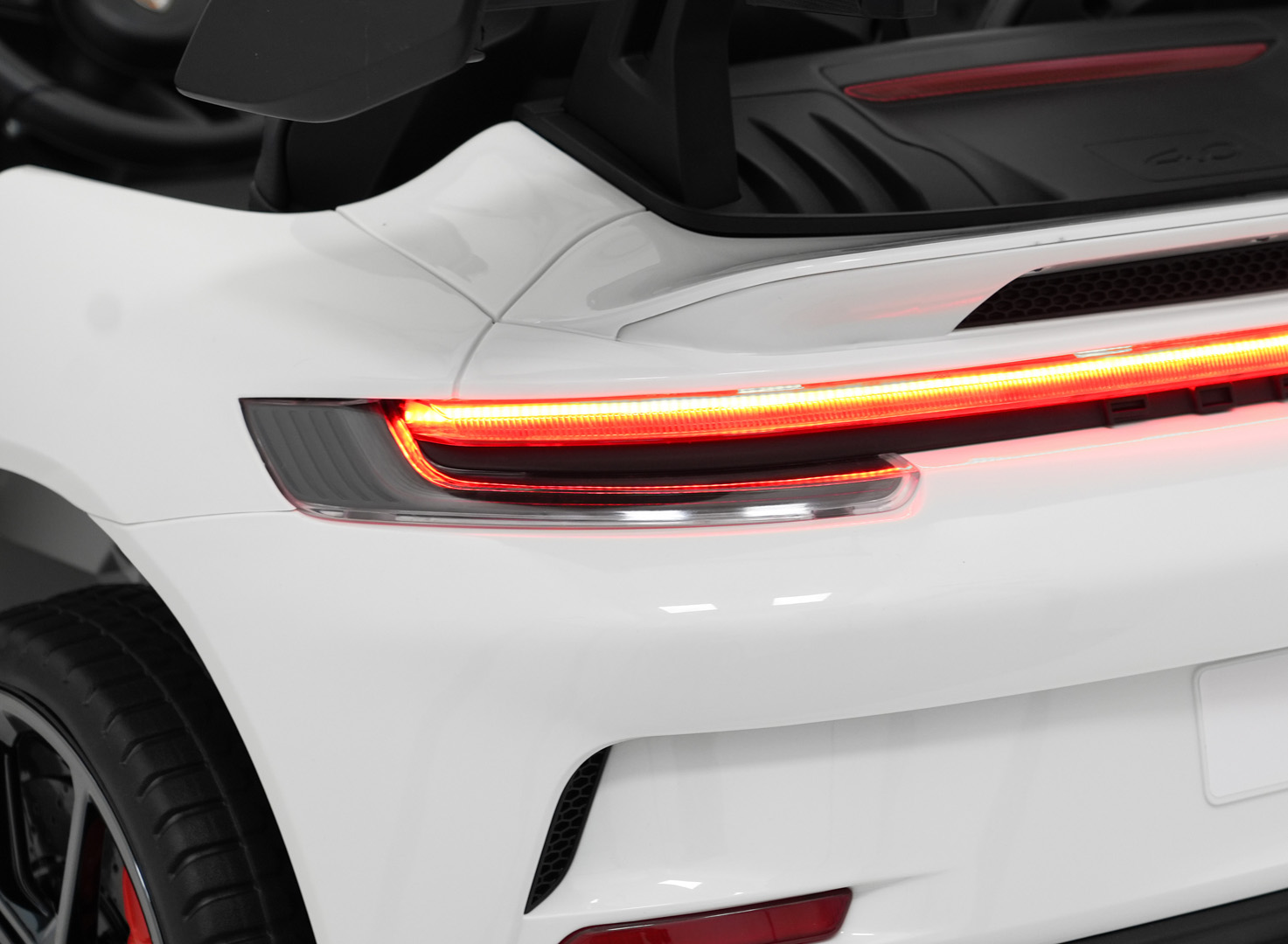 Masinuta electrica pentru copii cu 2 locuri PORSCHE 911 GT3 24V 800W 4x4 (P911) Alb - imagine 9