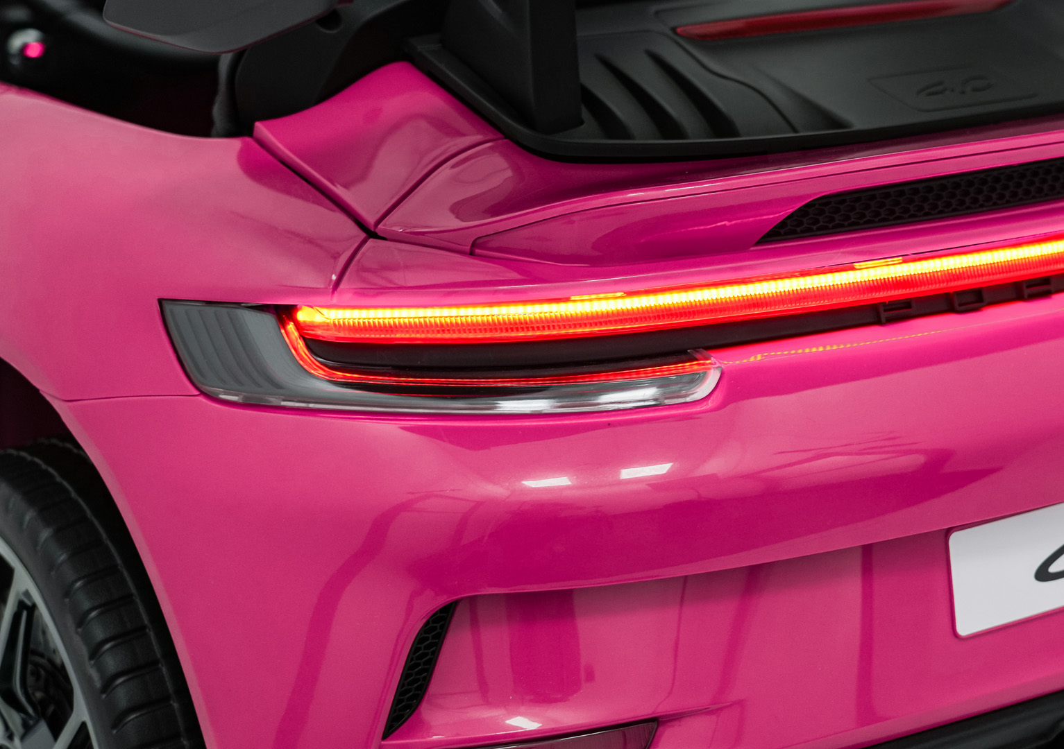 Masinuta electrica pentru copii cu 2 locuri PORSCHE 911 GT3 XXL 24V 800W 4x4, roti EVA, scaun piele, telecomanda parentala, Roz - imagine 8