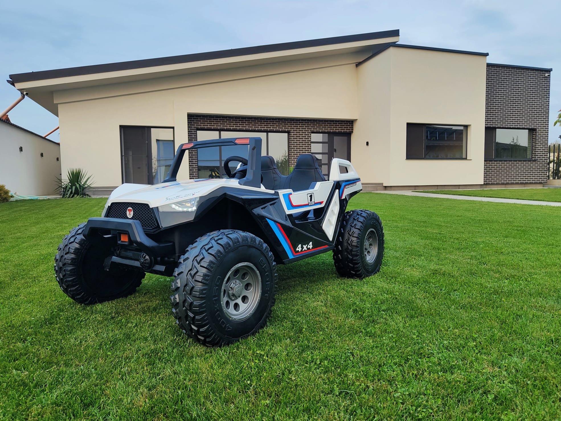 UTV electric pentru 2 copii Buggy XXL FAST EDITION cu viteza maxima 15km/h 500W 24V 4x4 (sx1928-fast) Alb