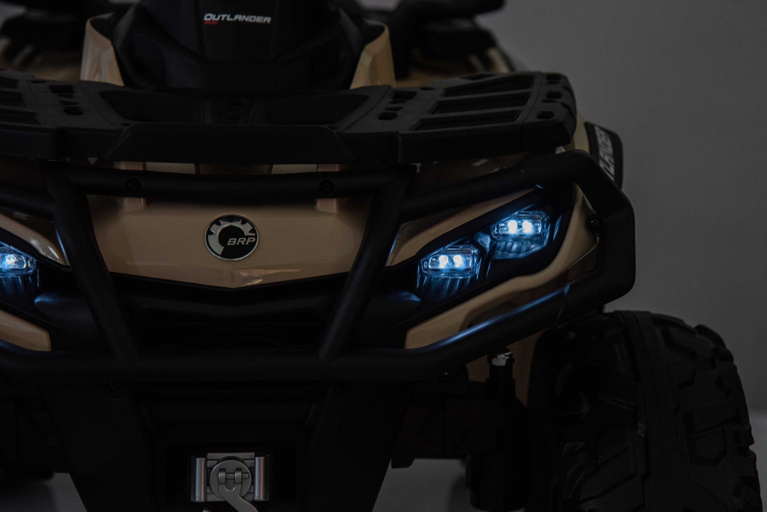 ATV electric copii cu 2 locuri Can-Am Outlander 24V 4x4 800W, roti EVA, scaun piele, Bluetooth, Bej - imagine 3