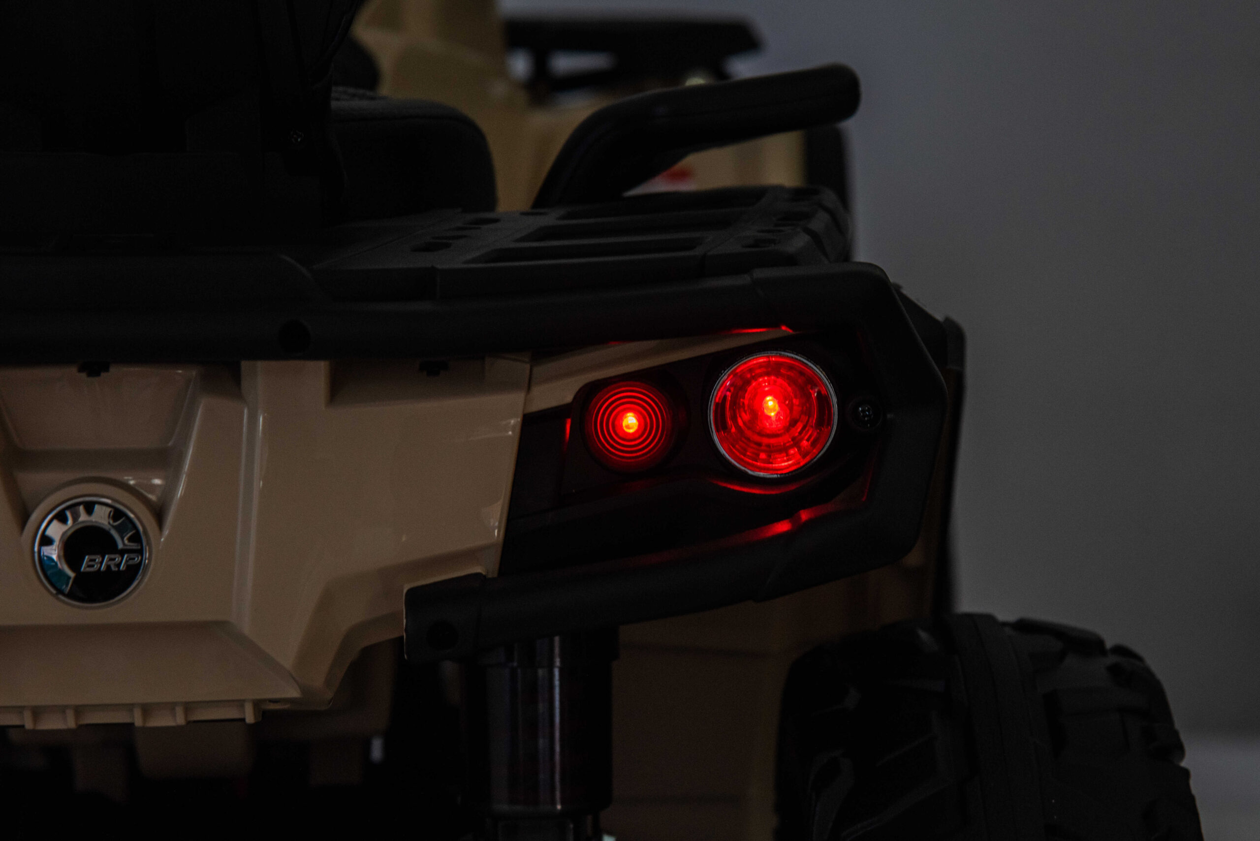 ATV electric copii cu 2 locuri Can-Am Outlander 24V 4x4 800W, roti EVA, scaun piele, Bluetooth, Bej - imagine 4